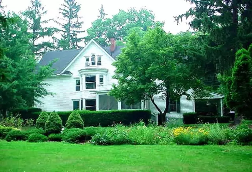 Majatalo 18 Vine Inn & Carriage House