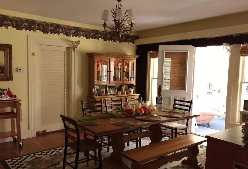 Majatalo 18 Vine Inn & Carriage House