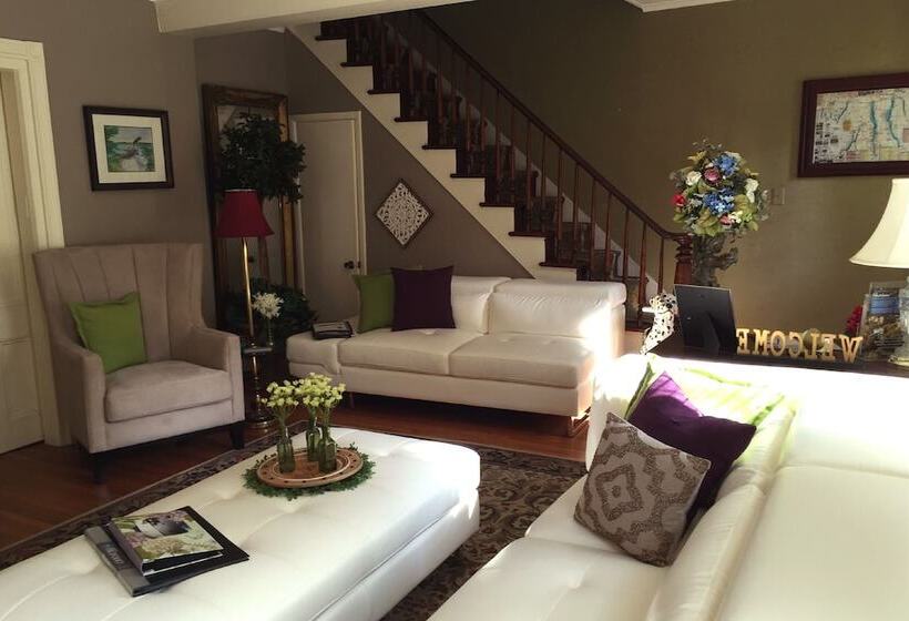 פנסיון 18 Vine Inn & Carriage House