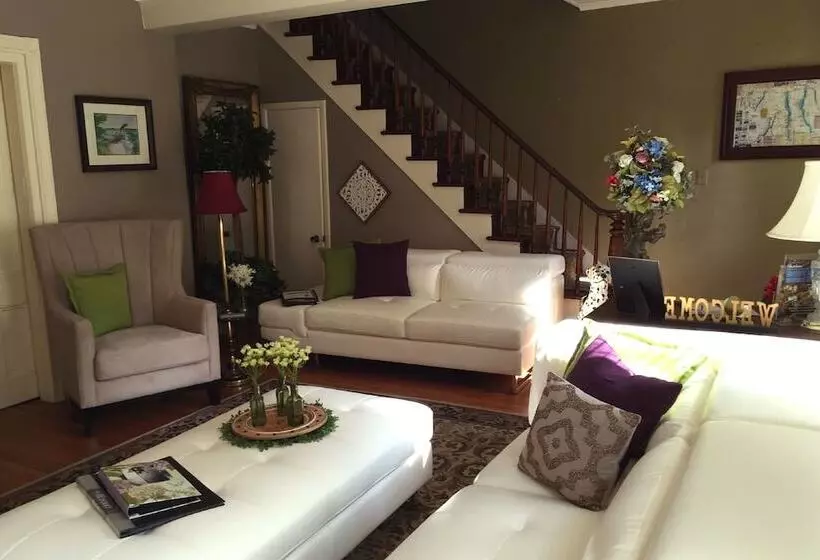 Majatalo 18 Vine Inn & Carriage House