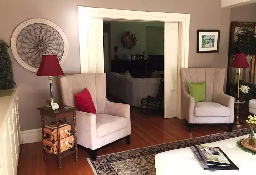 Majatalo 18 Vine Inn & Carriage House