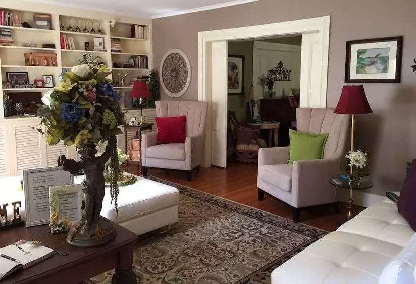 Majatalo 18 Vine Inn & Carriage House