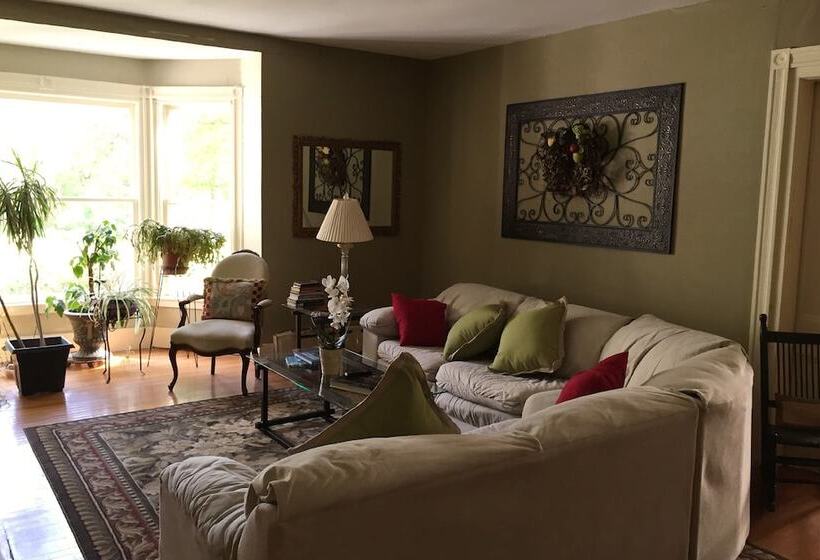 פנסיון 18 Vine Inn & Carriage House