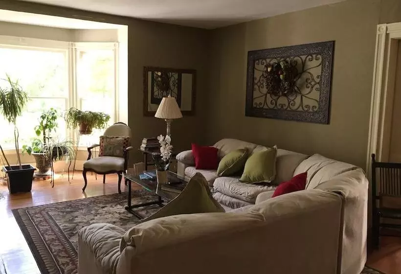 Majatalo 18 Vine Inn & Carriage House