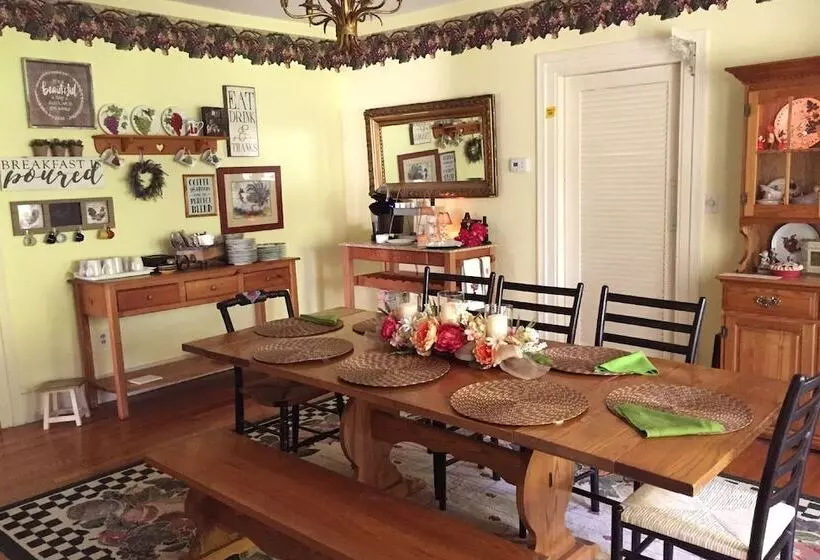 Majatalo 18 Vine Inn & Carriage House