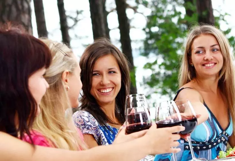 Majatalo 18 Vine Inn & Carriage House