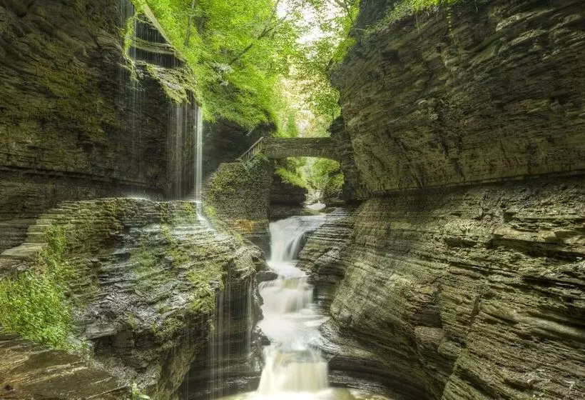 Majatalo 18 Vine Inn & Carriage House