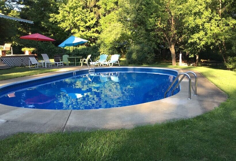 פנסיון 18 Vine Inn & Carriage House