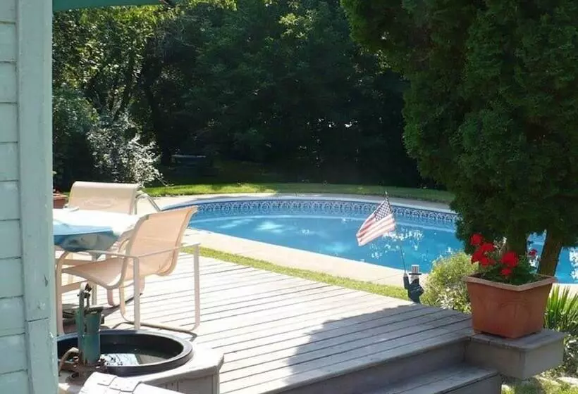 Majatalo 18 Vine Inn & Carriage House