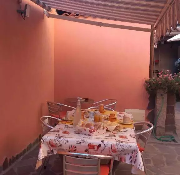 تختخواب و صبحانه L'agrifoglio Di Emy