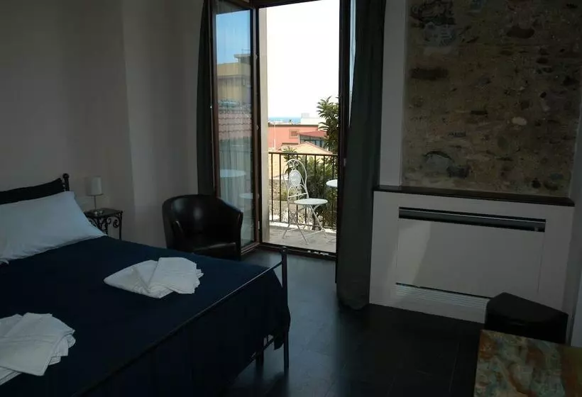 Castello D Alcontres B&b