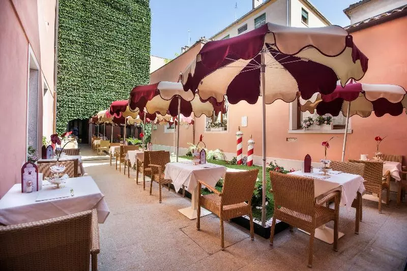 هتل Ai Mori D'Oriente