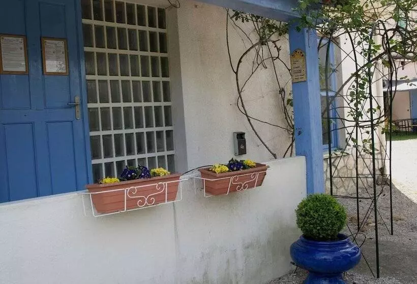 Отель Cayrons Vence & St Paul De Vence