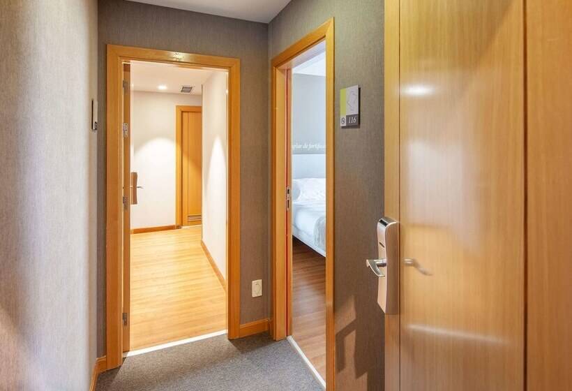 هتل Ibis Styles Pamplona Noain