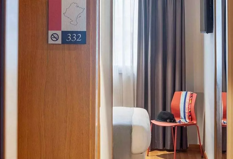 Отель Ibis Styles Pamplona Noain