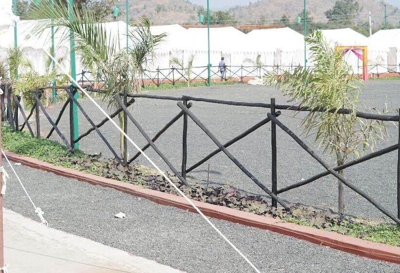 בית מלון כפרי Polo Tent City & Resort