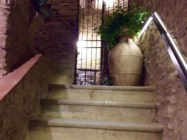 Aamiaismajoitus (B&B) Pozzo Medievale