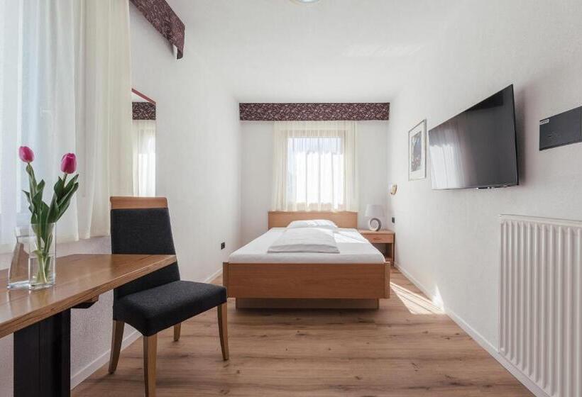 هتل Garni Sirmian