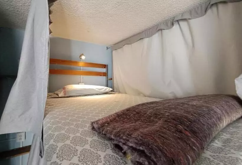 پانسیون Monkey Safari Hostel