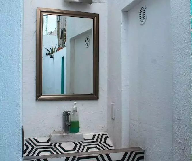 پانسیون Monkey Safari Hostel
