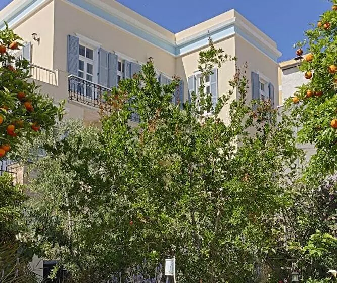 Antouanetta Apartments