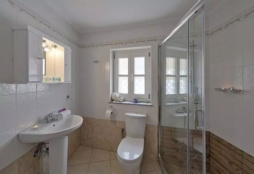 Antouanetta Apartments