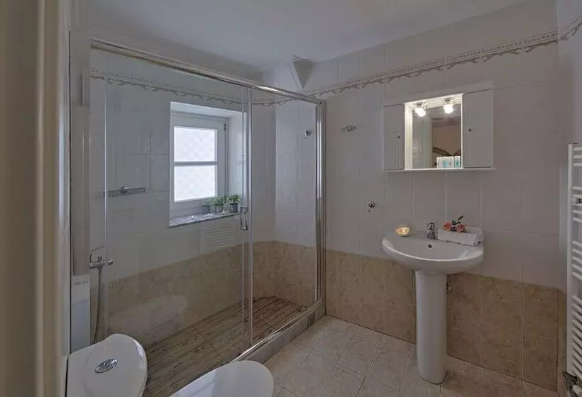 Antouanetta Apartments