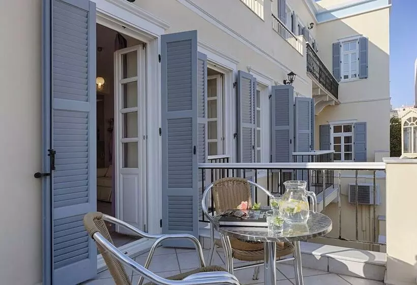 Antouanetta Apartments