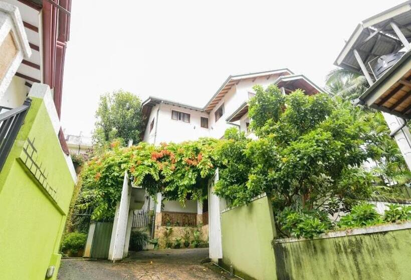 בית מלון כפרי Grand Kandy Villa