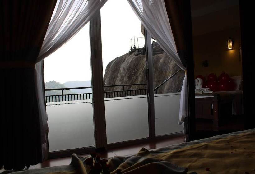 בית מלון כפרי Misty Hills Villa Kadugannawa