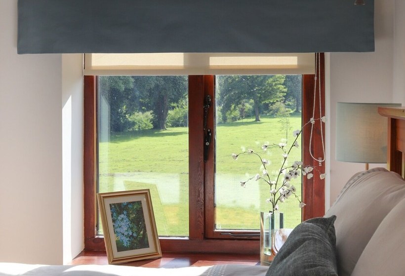 Beautiful, Spacious Cottage Offering Views Of The River Nar