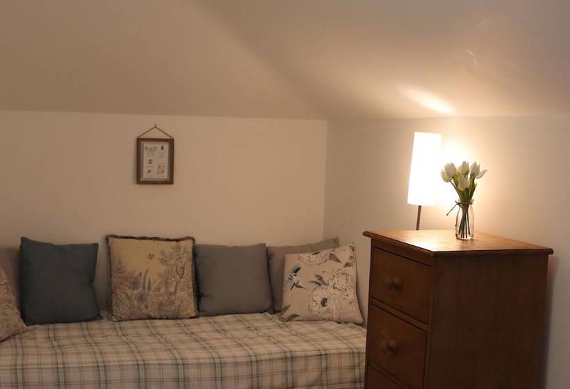 Beautiful, Spacious Cottage Offering Views Of The River Nar