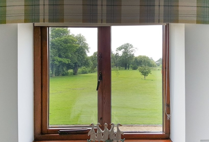 Beautiful, Spacious Cottage Offering Views Of The River Nar