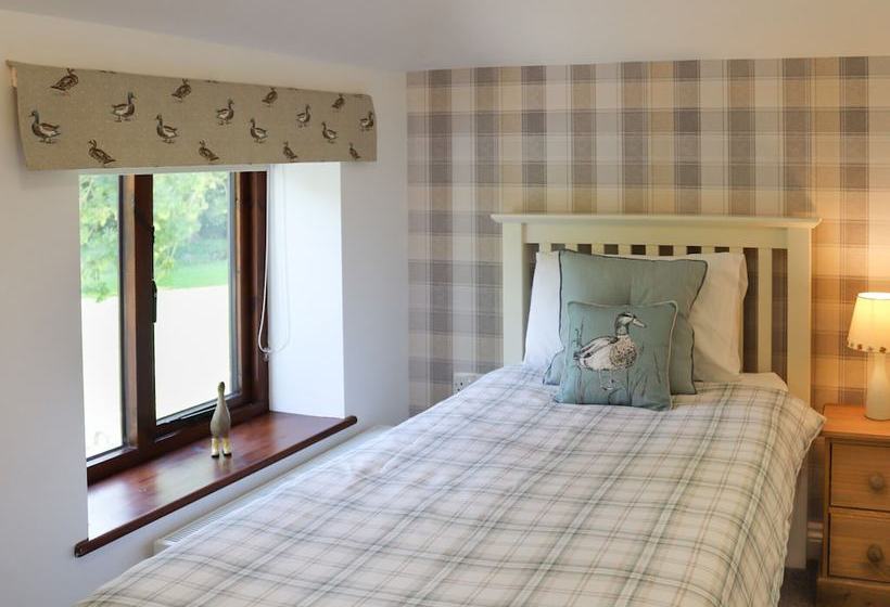 Beautiful, Spacious Cottage Offering Views Of The River Nar