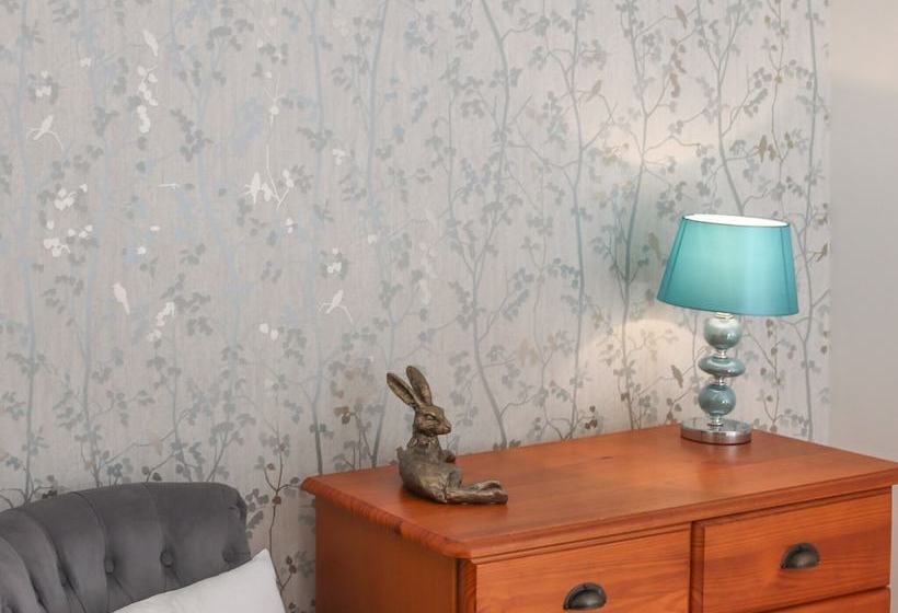 Beautiful, Spacious Cottage Offering Views Of The River Nar