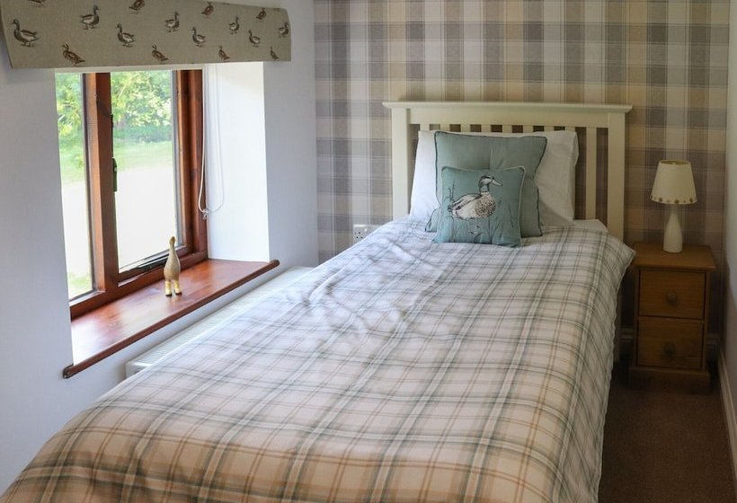 Beautiful, Spacious Cottage Offering Views Of The River Nar