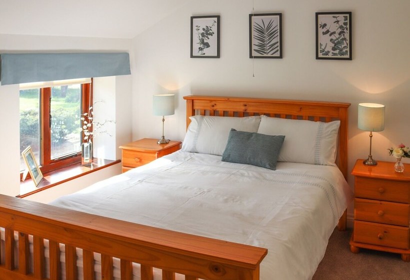 Beautiful, Spacious Cottage Offering Views Of The River Nar