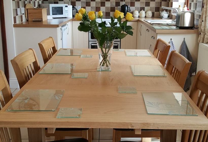 Beautiful, Spacious Cottage Offering Views Of The River Nar