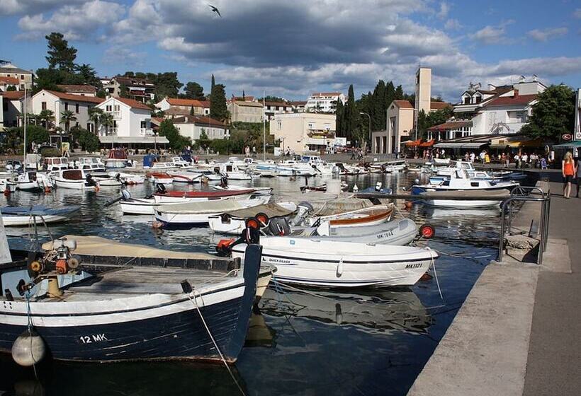 Spacious Apartment With Terrace & Garden Grill