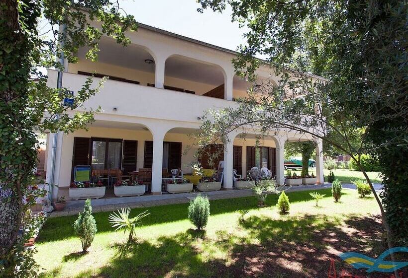 Spacious Apartment With Terrace & Garden Grill