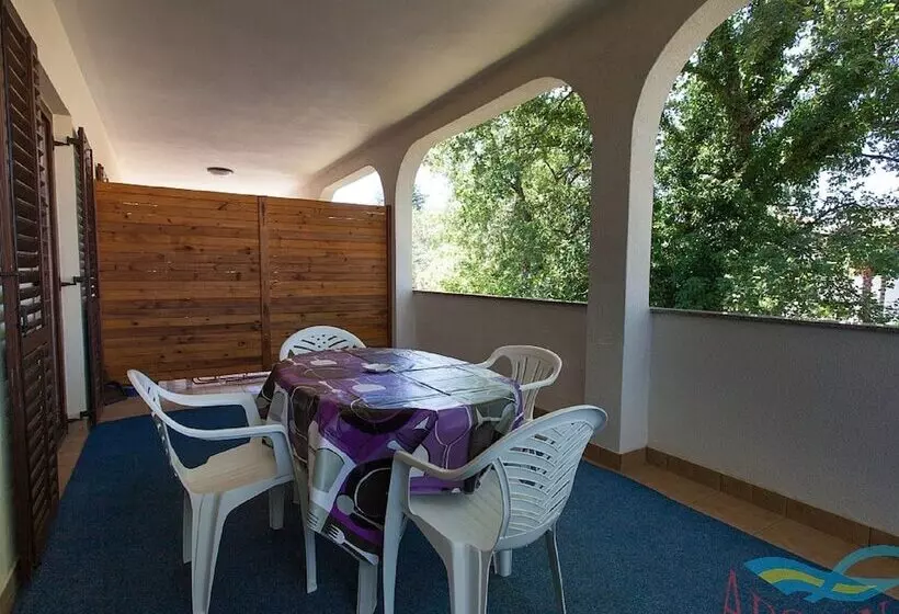 Spacious Apartment With Terrace & Garden Grill