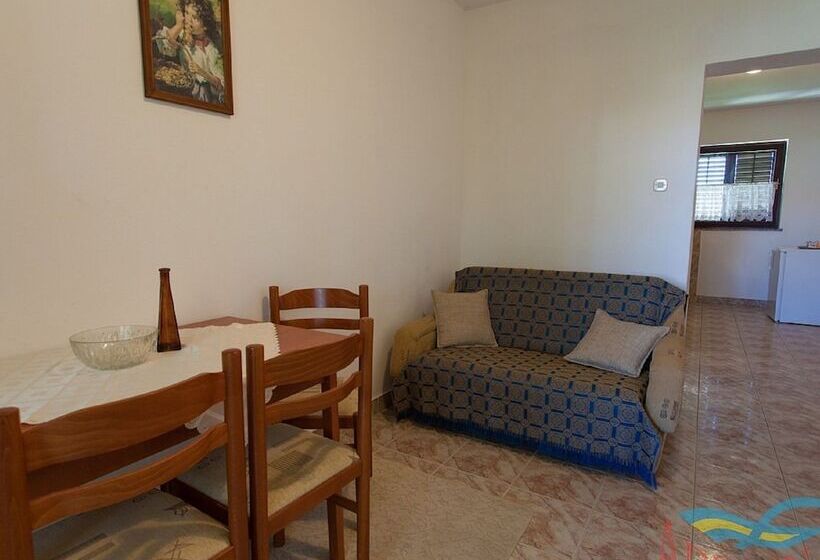 Spacious Apartment With Terrace & Garden Grill