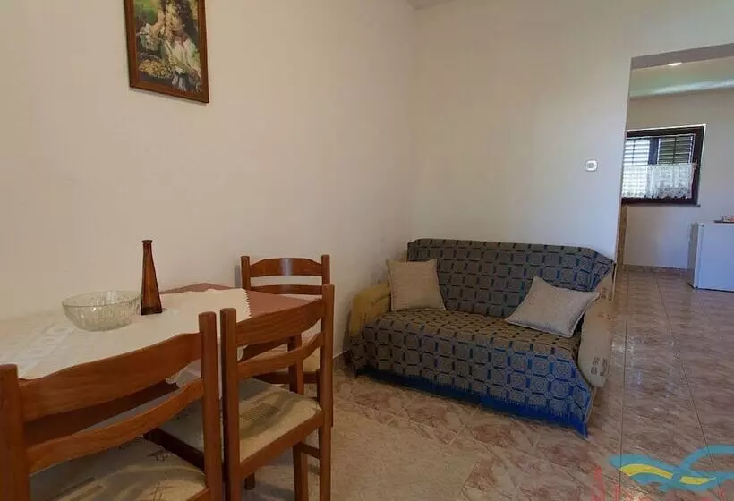 Spacious Apartment With Terrace & Garden Grill