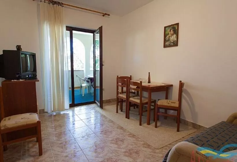 Spacious Apartment With Terrace & Garden Grill