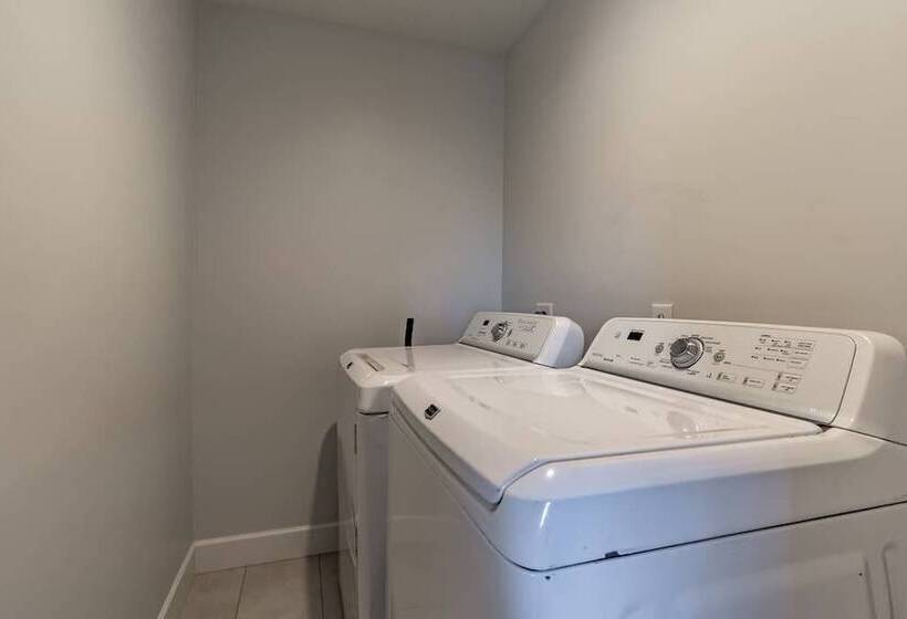 City Luxury Oasis! 3 Level Condo With 360 Roof!