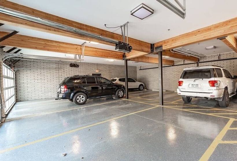 City Luxury Oasis! 3 Level Condo With 360 Roof!