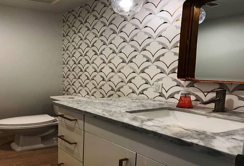 City Luxury Oasis! 3 Level Condo With 360 Roof!