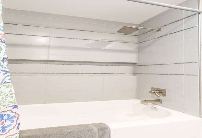 City Luxury Oasis! 3 Level Condo With 360 Roof!