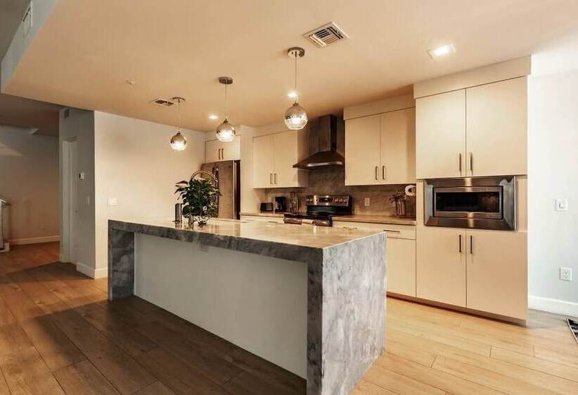 City Luxury Oasis! 3 Level Condo With 360 Roof!