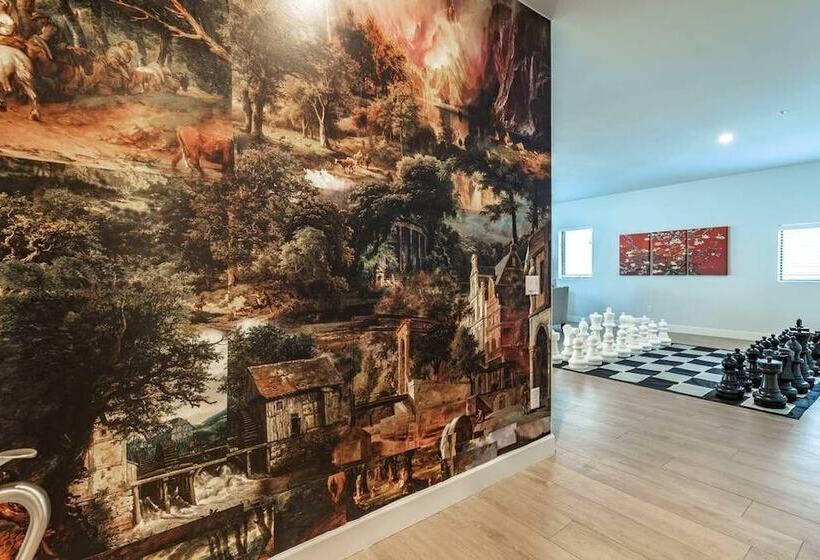 City Luxury Oasis! 3 Level Condo With 360 Roof!